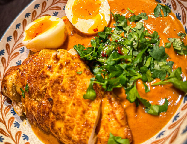 Erdnuss Suppe mit Udon Nudeln und Hühnchen